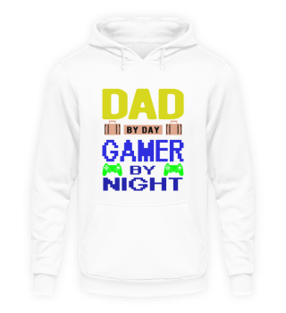 Vater bei Tag Gamer bei Nacht