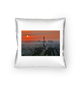 Paris mit Eiffelturm im Sonnenuntergang